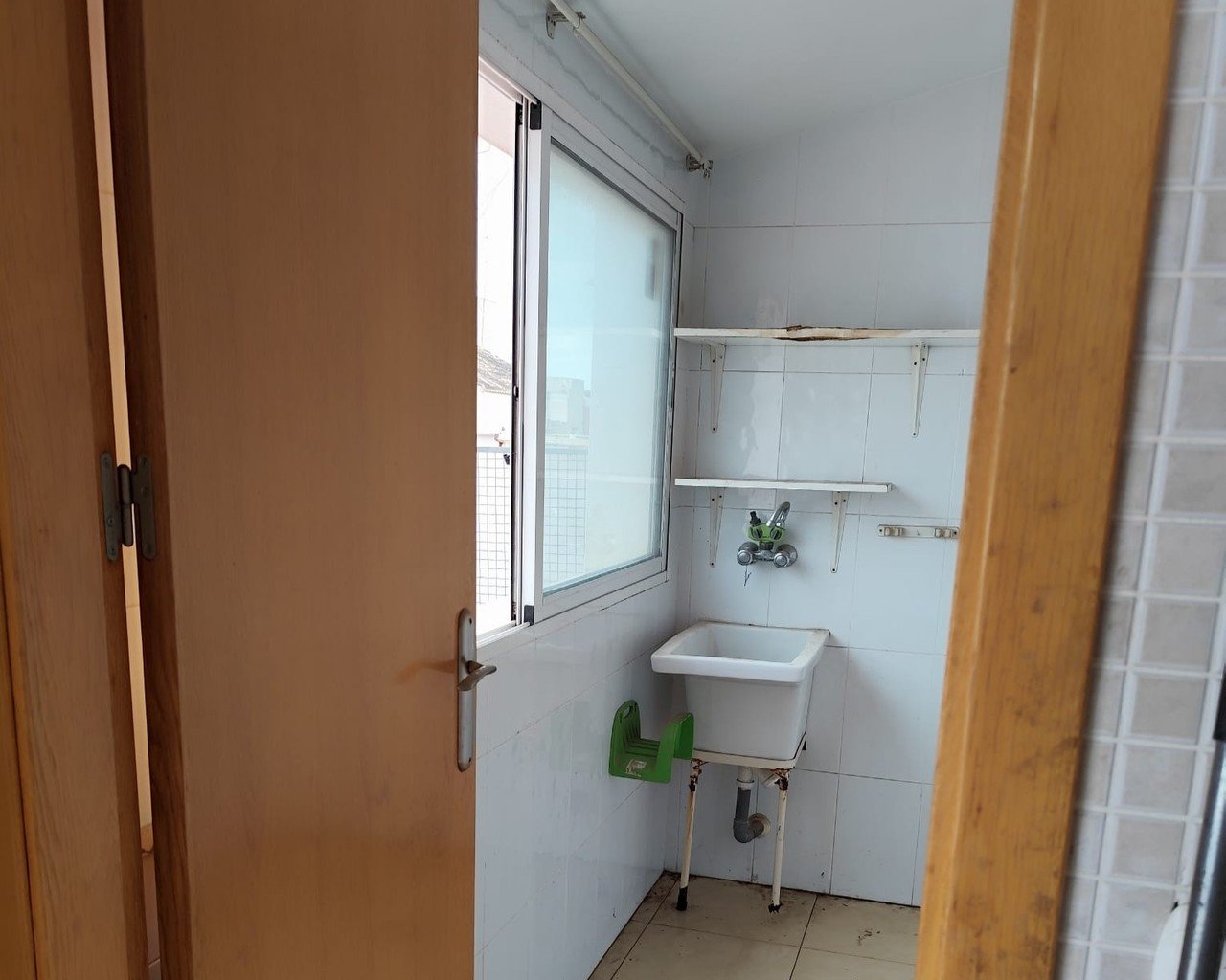 Flat with outbuildings on Calle Poeta Vicente Medina — image 9